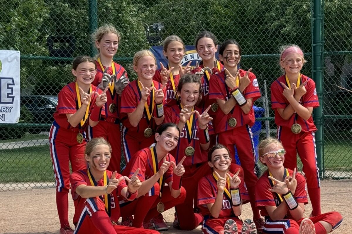 Park Ridge Pistols 10U Blue celebrating their Glenview Thunderbolt Classic win