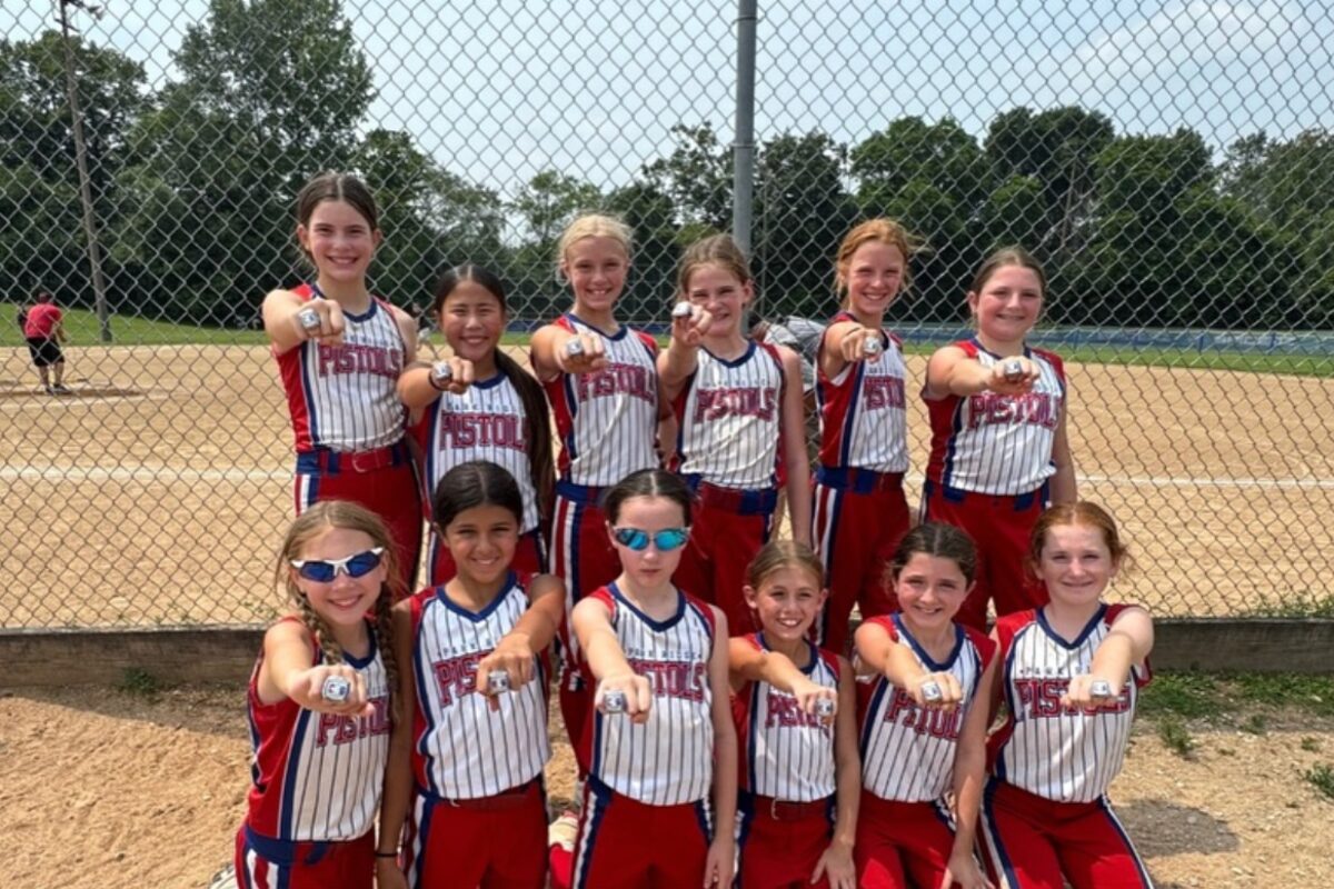 Park Ridge Pistols 10U Blue with their Queen of the Circle rings
